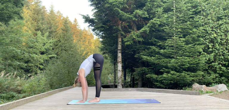 Blogbeitrag-Yoga-Uebung-Uttanasana-stehende-Vorbeuge