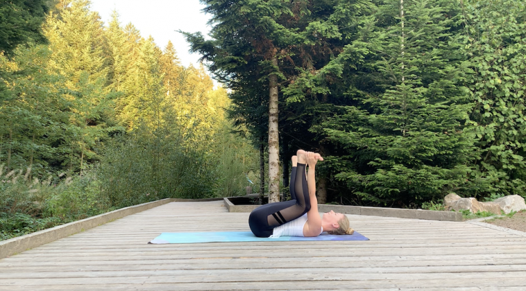 Blogbeitrag-Yoga-Übung-Happy-Baby