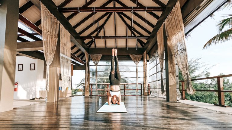 Yoga Übung: Kopfstand für mehr innere Balance und Konzentration