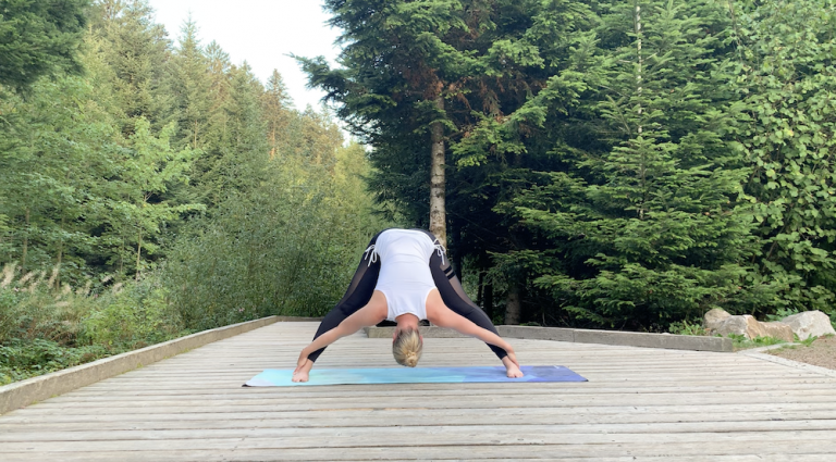Yoga Übung: Gegrätschte Vorbeuge für Ruhe und Erdung